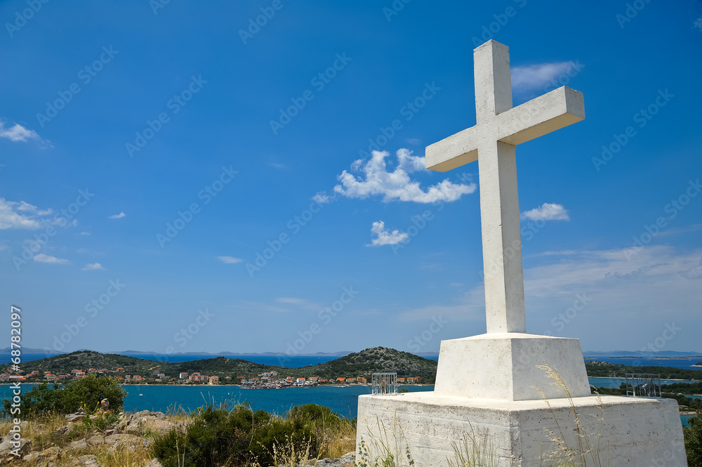 Weißes Gipfelkreuz Kroatien am Meer
