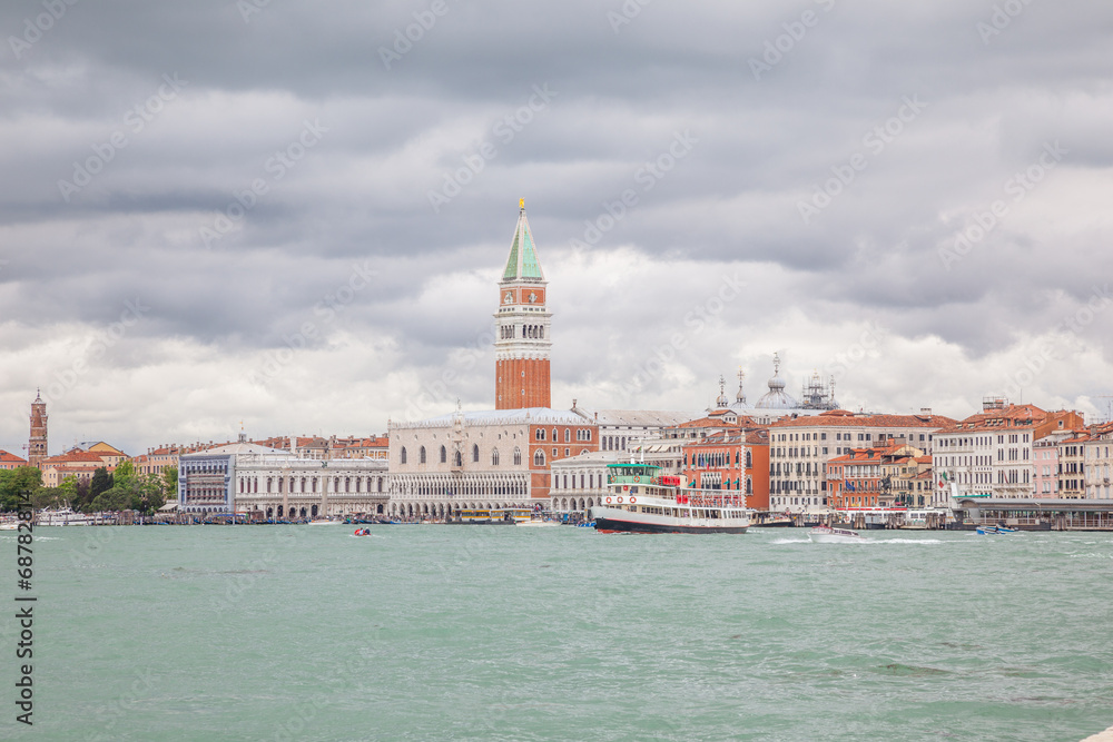 Fototapeta premium Venise : Campanile et Place Saint-Marc, Palais des Doges