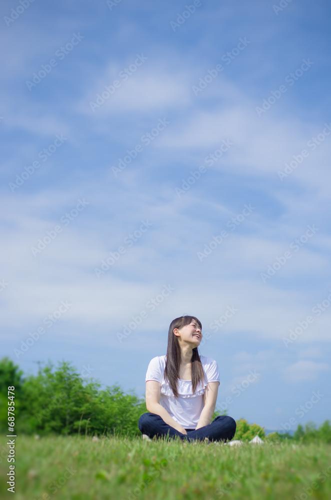 芝生に座る女性