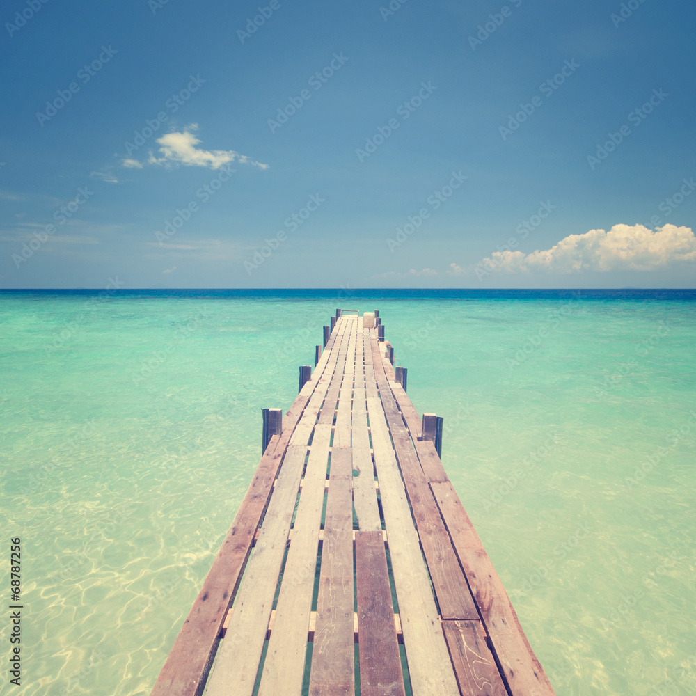 Fototapeta premium Wooden bridge towards sea