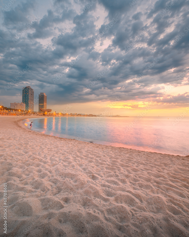 Obraz premium Barceloneta Beach in Barcelona at sunrise