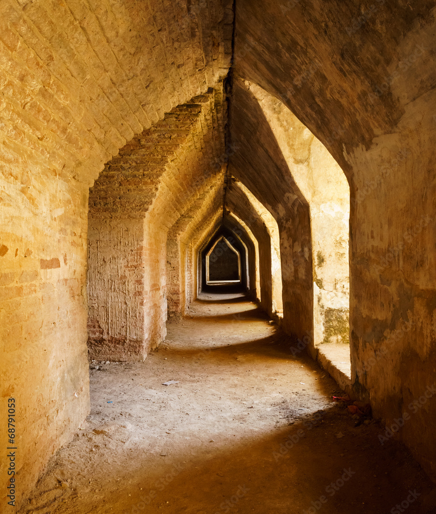 Obraz premium Stary tunel w kasztelu, Mandalay, Myanmar