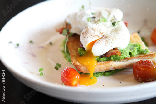 peas poached eggs