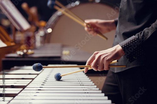 Fotografia Hands of musician playing the vibraphone