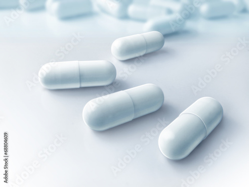 Tabletten auf hellem Untergrund