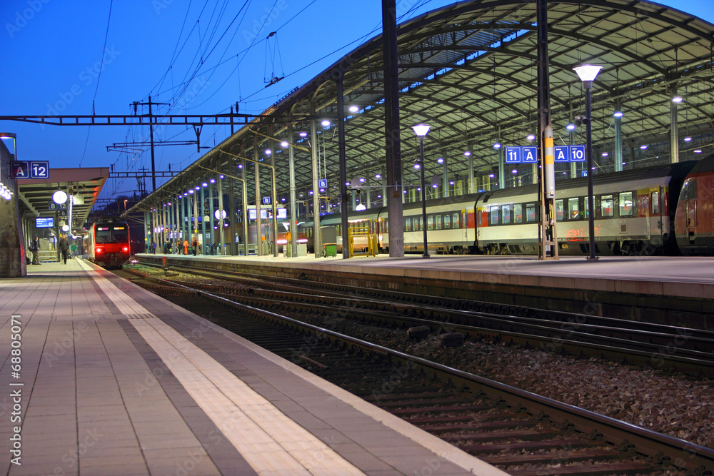 bahnhof bei nacht in olten