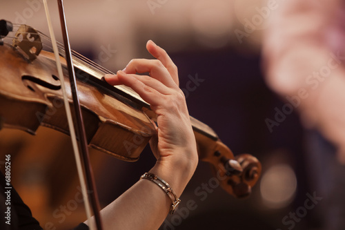 Hand of a woman playing the violin photo