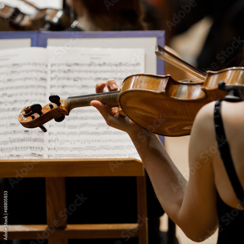 Hands girl playing the violin