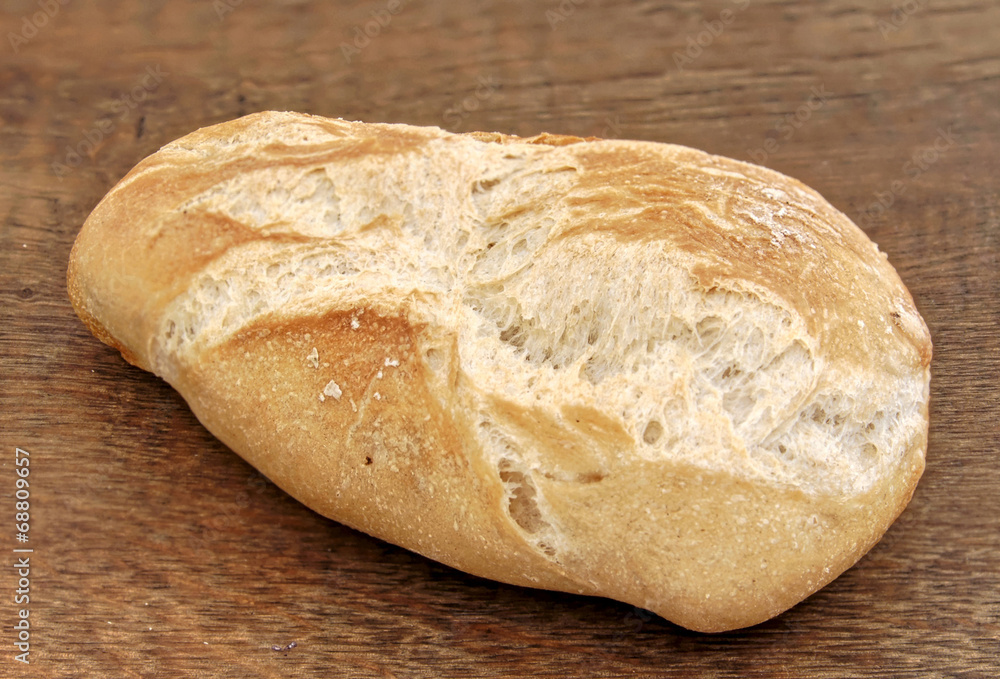 frisches Brötchen auf Holztisch