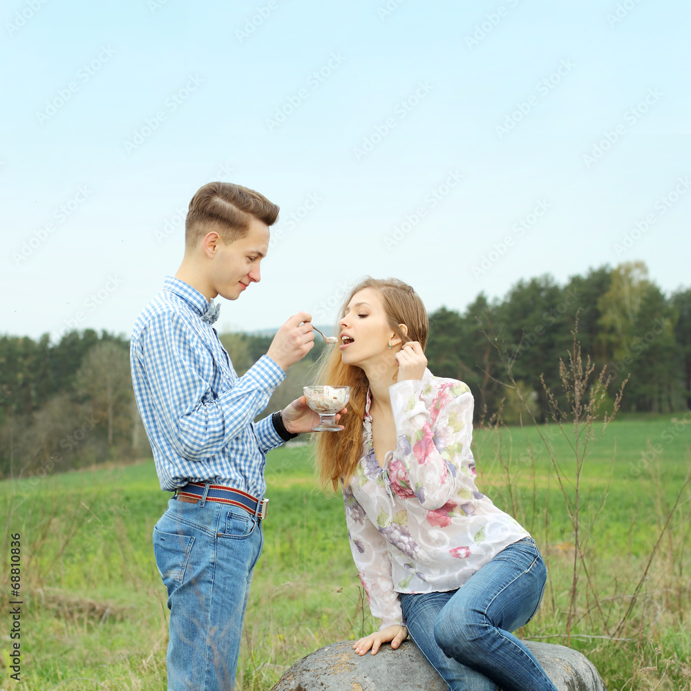 Fototapeta premium Pretty nice young couple eating ice cream outdoors