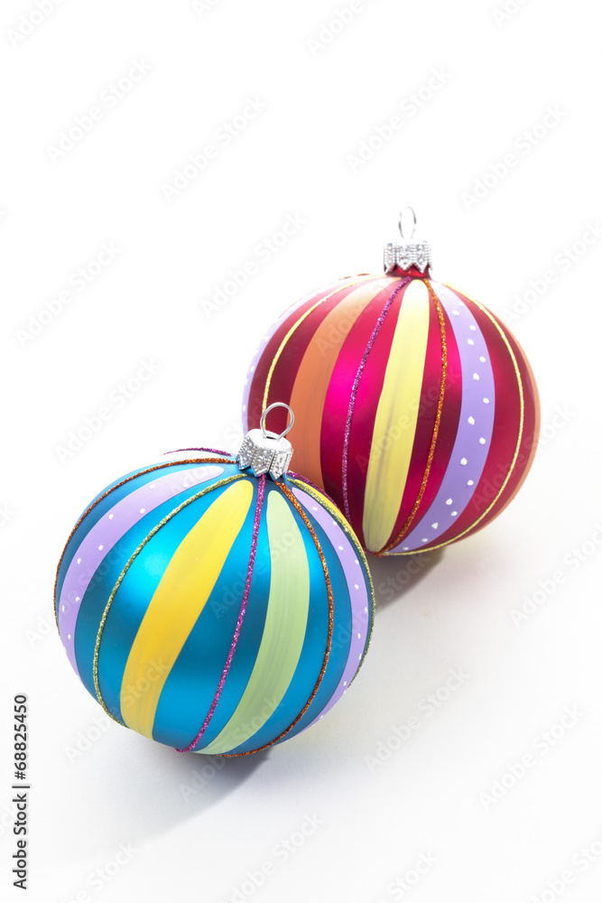Bunte Weihnachtskugeln auf weißem Hintergrund Bunte Weihnachtskugeln auf weißem Hintergrund