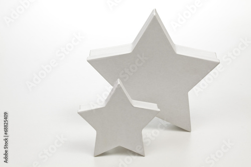 Fototapeta Naklejka Na Ścianę i Meble -  Weiße Sternförmige Geschenkkartons auf weißem Hintergrund