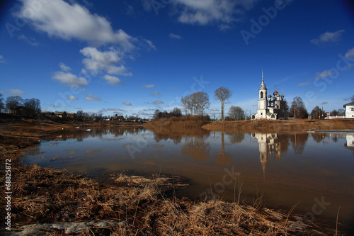 Spring flood church on the bank © kichigin19