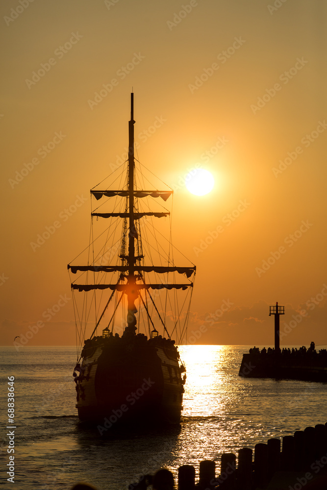 Statek o zachodzie słońca w porcie