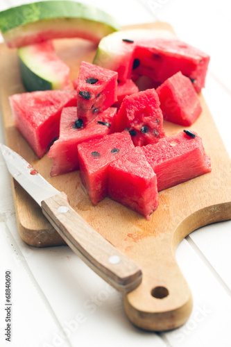 Foto sliced watermelon on kitchen table
