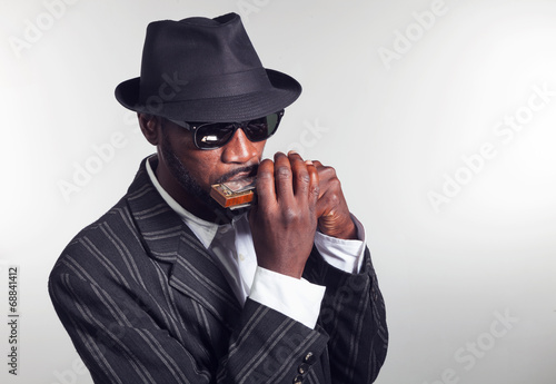 Valokuva musician plays the harmonica