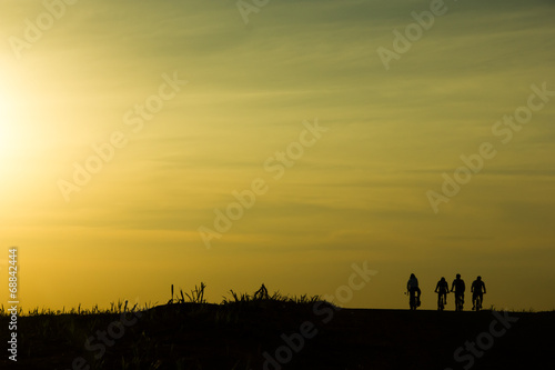 Cyclists friends at the sunset © pedarilhos
