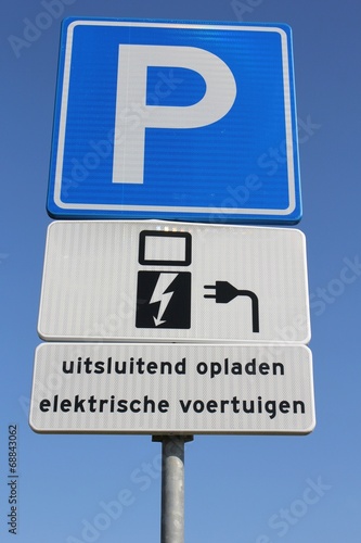 niederländisches Verkehrszeichen: Parkplatz für Elektrofahrzeuge während des Ladevorgangs