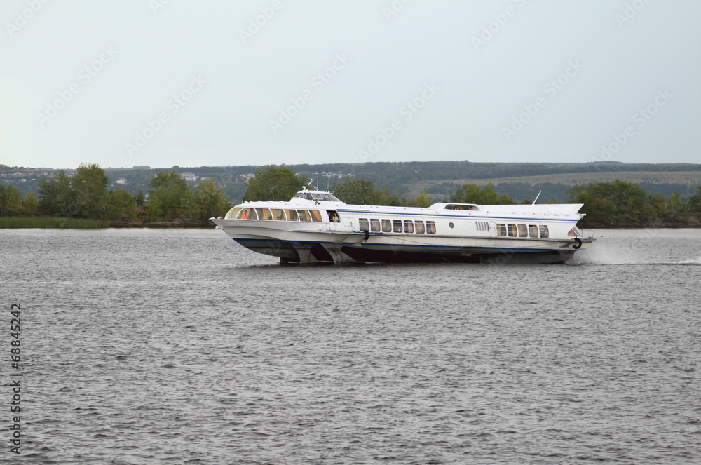 Obraz premium Motor ship on underwater wings