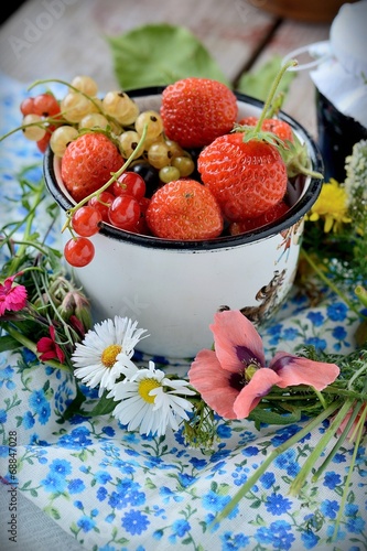 Fototapeta Naklejka Na Ścianę i Meble -  Mug with fresh berries