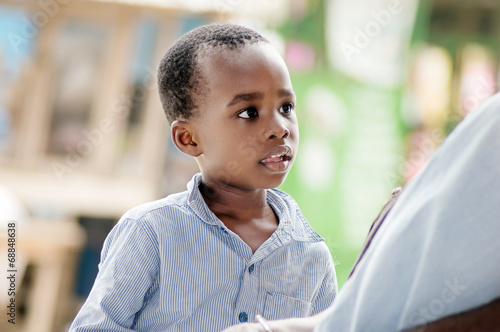 un enfant à l'écoute de sa mère photo