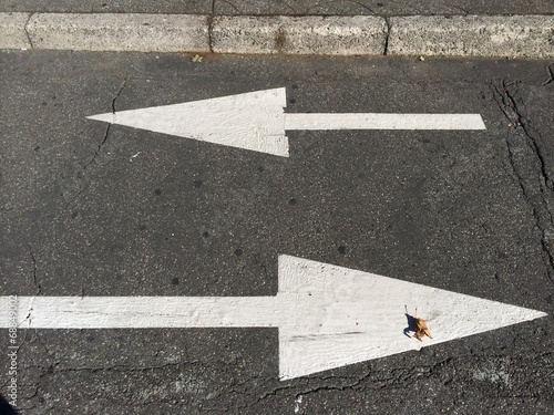 frecce opposte asfalto photo