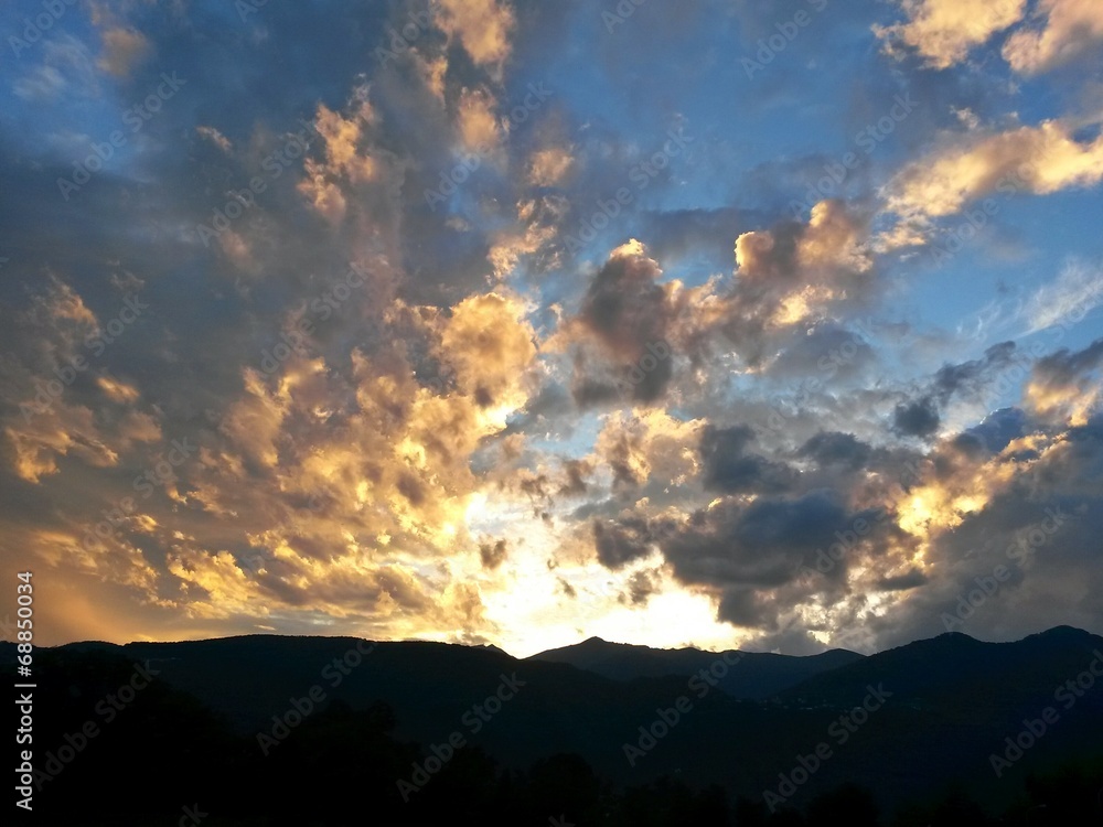 Fototapeta premium stunning sunrise over the mountains