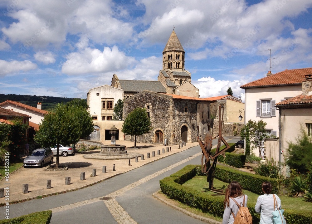 il villaggio e la chiesa di Saint Saturnin, Auvergne - Francia