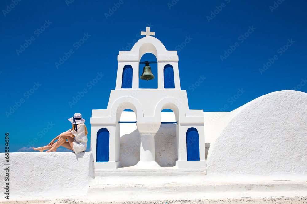 Obraz na płótnie Hübsche Frau im weißen Kleid auf Santorini in Creta w salonie