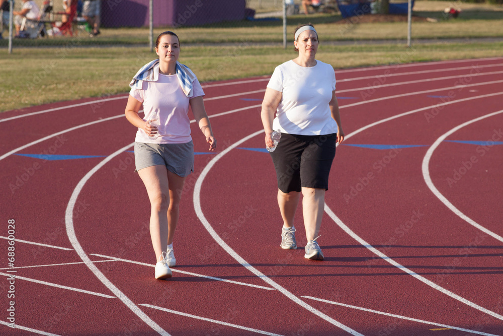 Fotografie two women walking a track