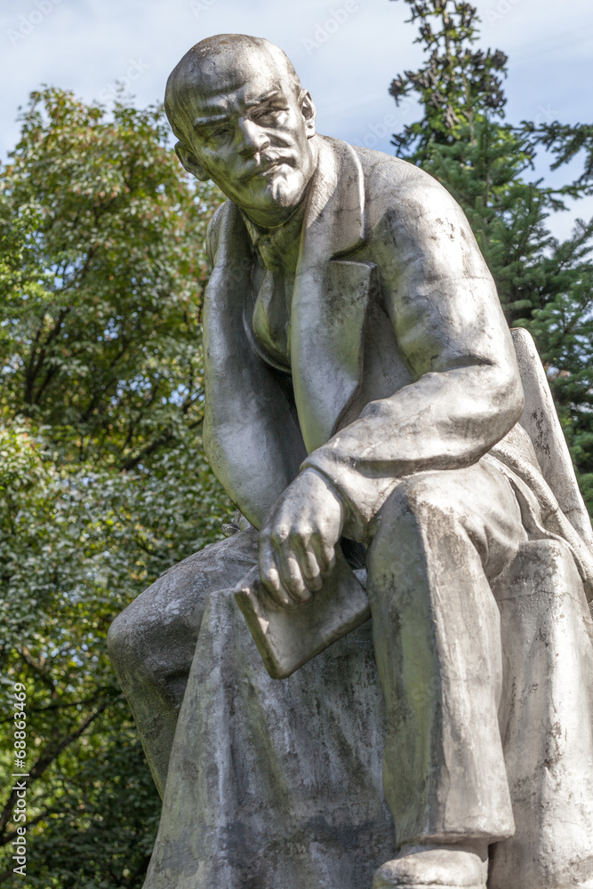 Fototapeta premium Monument to Lenin. Botanical Garden. St. Petersburg.