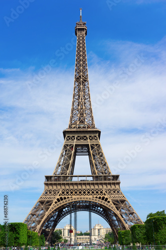 Fototapeta Naklejka Na Ścianę i Meble -  Streets of Paris with Eiffel Tower