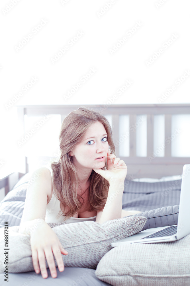 Fototapeta premium Frau im schlafzimmer 
