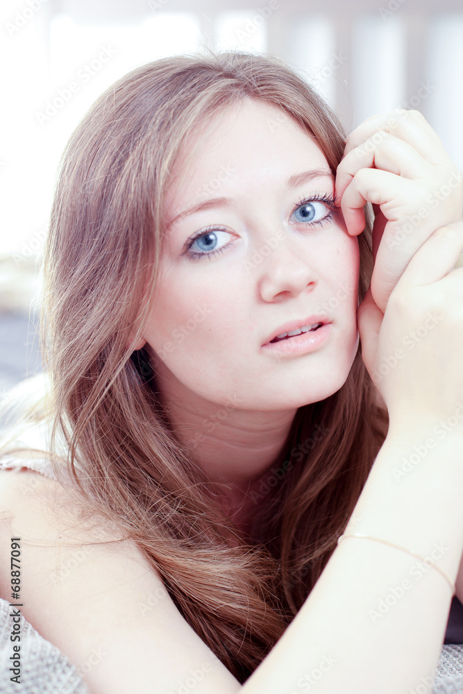 Fototapeta premium Frau im schlafzimmer 