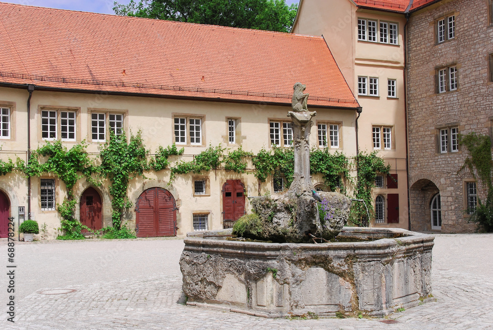 Brunnen in historischem Innenhof