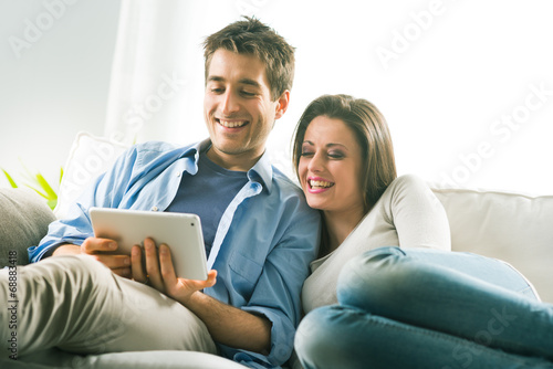Couple watching movie on tablet © stokkete