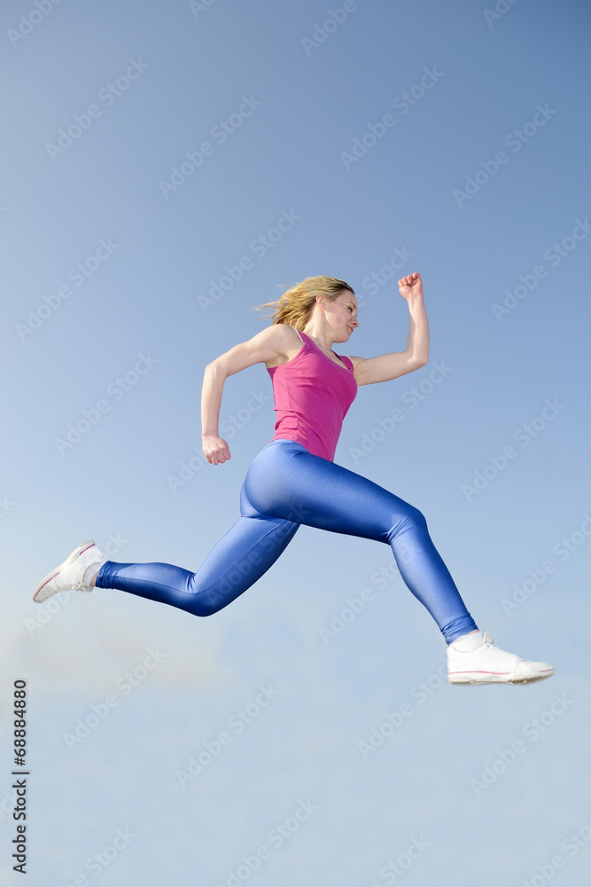 junge Frau joggt