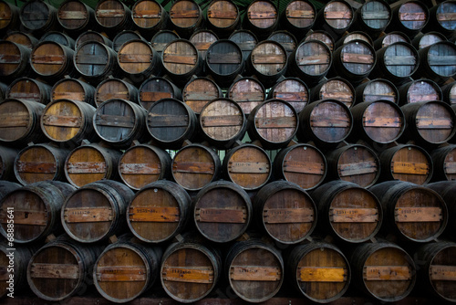 Fotografie Wine barrels stacked in the cellar of the Quinta da Bacalhoa