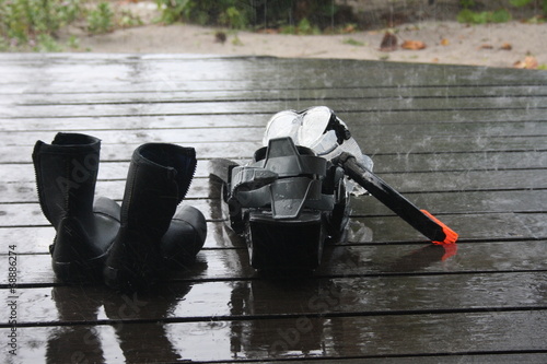 Tauchausrüstung im Regen