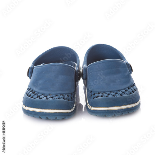 Zuecos infantiles de goma para el agua calzado aislado en blanco foto de  Stock | Adobe Stock