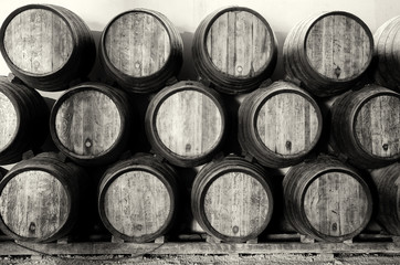 Foto auf Leinwand Küche Whisky- oder Weinfässer in Schwarz-Weiß  © KikoStock