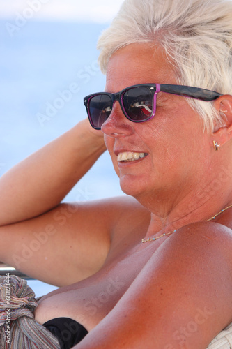 Obraz na plátně A beautiful blond english lady on vacation