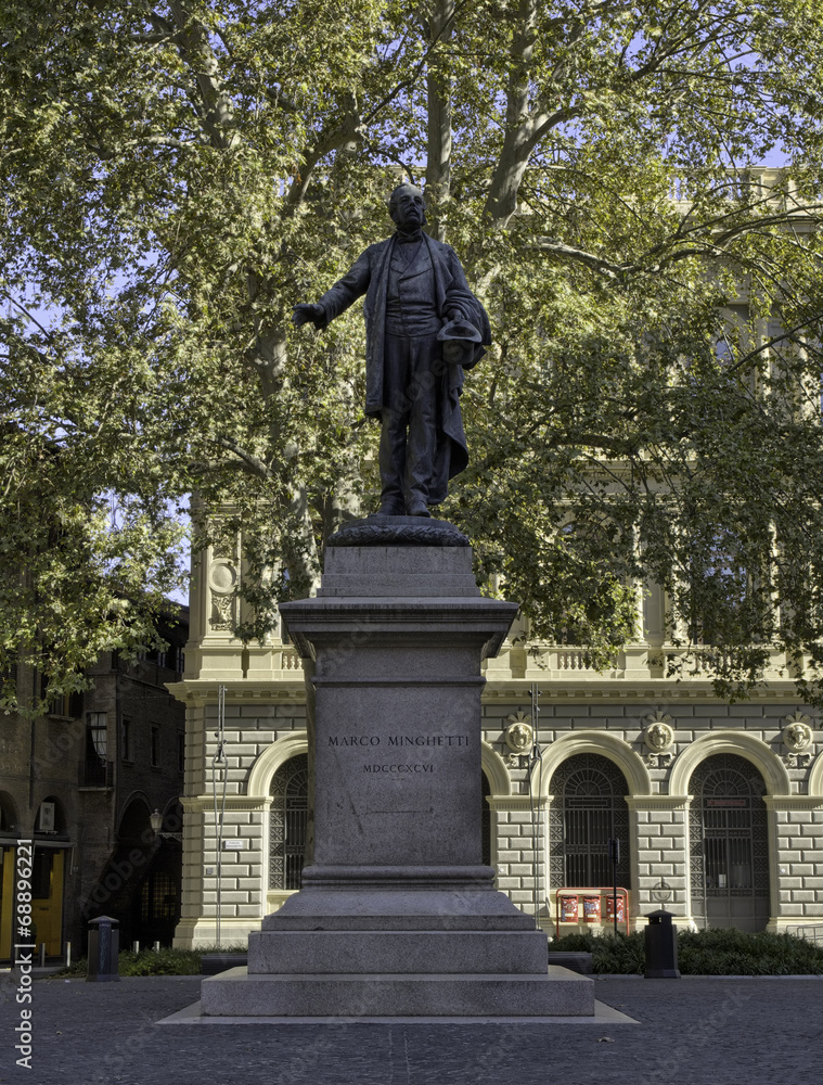 Bologna, la statuta di Piazza Minghetti