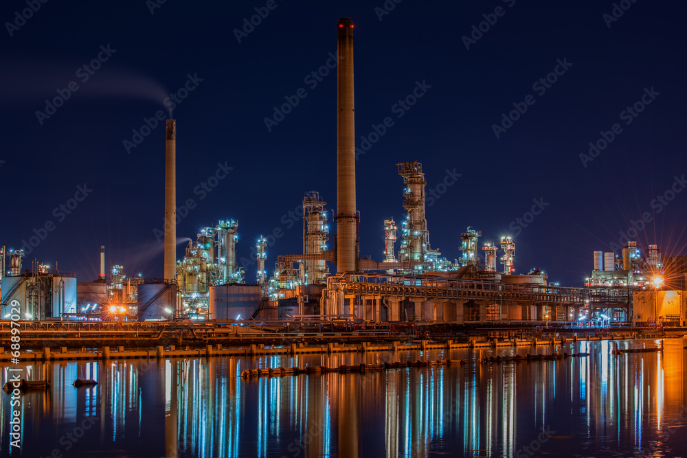 Naklejka premium Oil refinery at twilight sky
