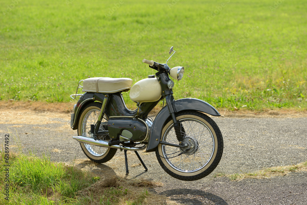 altes restauriertes moped