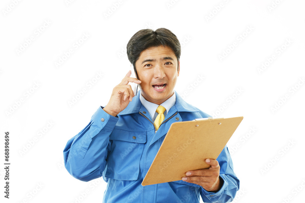 仕事に励む労働者