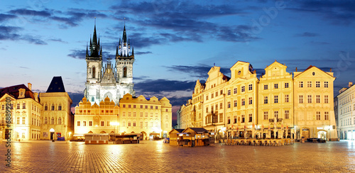 Canvas Print Prague Old town square at night - panorama