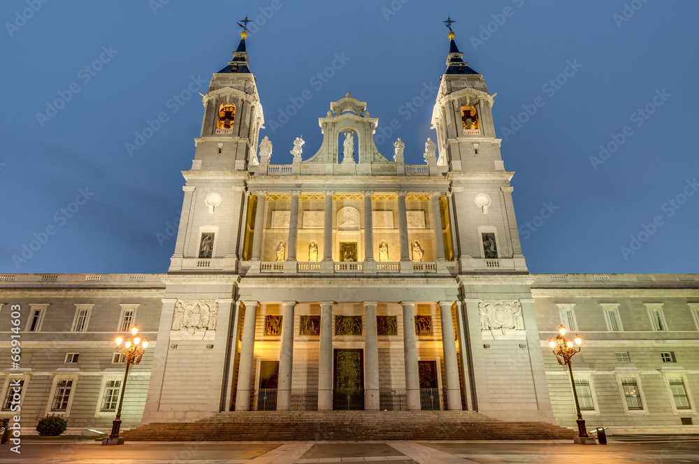 Obraz premium Almudena cathedral in Madrid, Spain.