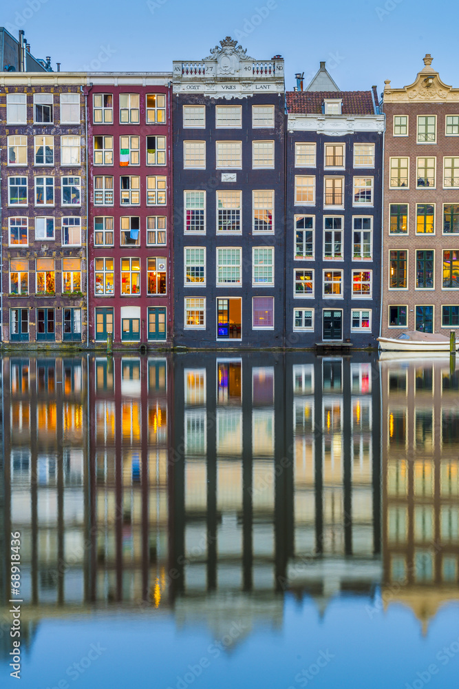 Obraz premium The Damrak canal in Amsterdam, Netherlands.