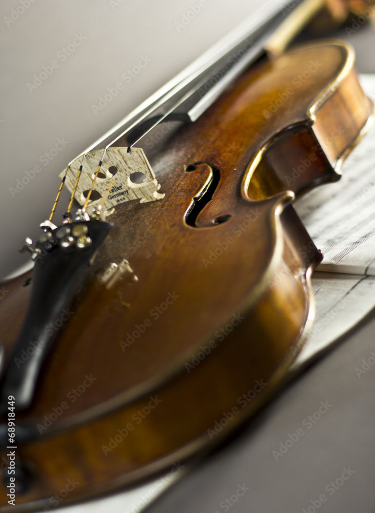 Fototapeta premium beautiful violin on a sheet music background